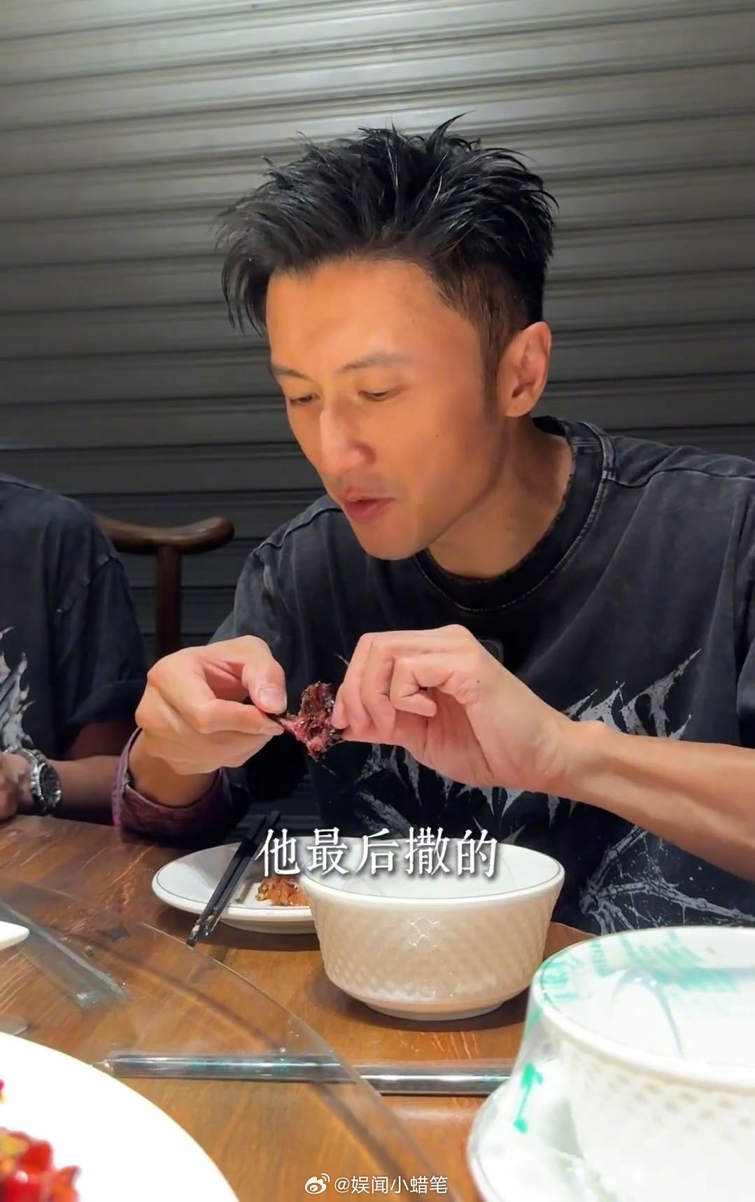 #谢霆锋重庆当然要吃江湖菜#看谢霆锋重庆美食vlog有被馋到！热辣江湖菜大满足后，再来一碗经典重庆小面，碳水的快乐谁拒绝得了~ ​