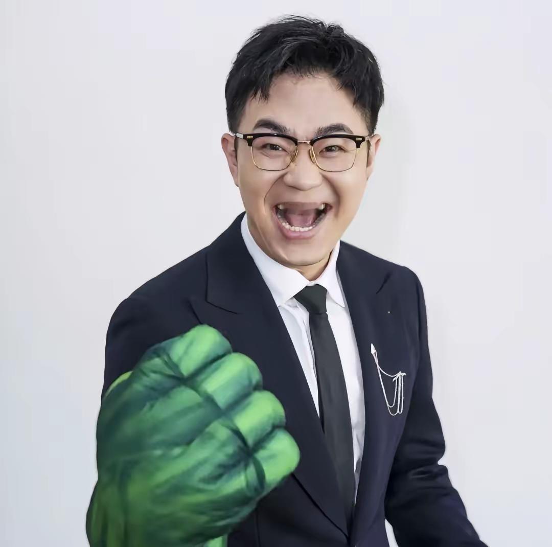 在2020年的一次访谈中，当被问及当年如何以新人身份集结众多明星出演《屌丝男士》时，大鹏笑着回忆道：“那其实是一场关于信任与诚意的‘接力赛’。”2012年，他还是搜狐的一名网络主持人，既无雄厚资本，也无显赫背景，却用一套独特的“情感联结法”打开了局面。

他的起点很简单——好友柳岩。两人多年交情，他