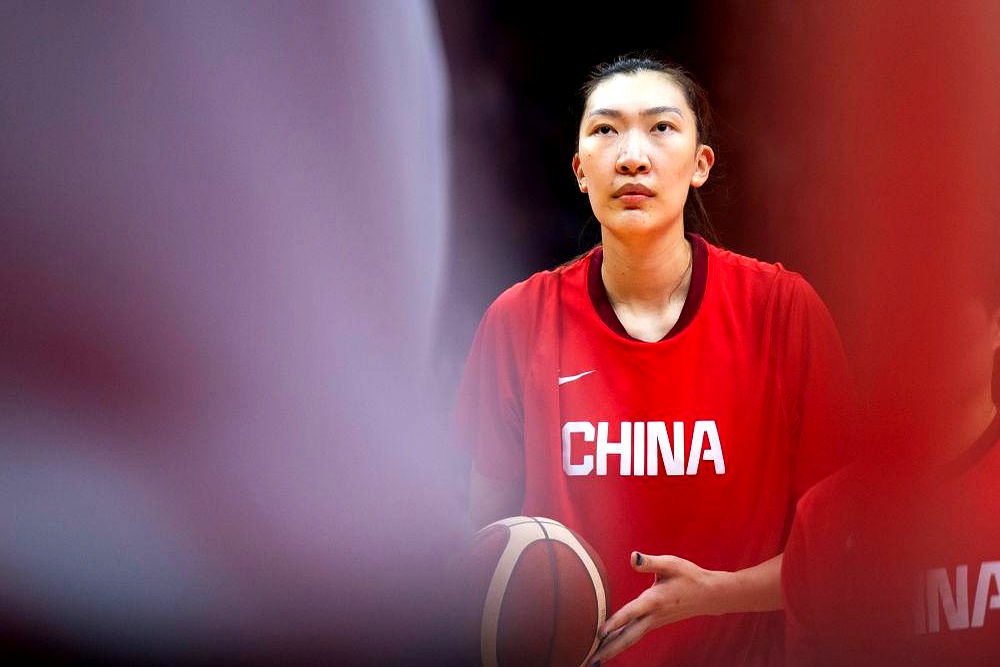 韩旭回绝了四川女篮给出的400万年薪，转头跟纽约自由人签了一份27.7万美元的合同。
 

折算下来，去美国打球比留在国内少拿一百多万，而且从铁打的核心直接变成了替补轮换。
 

很多人算这笔账，觉得她脑子轴了。
 

国内四百万拿着，在更衣室说一不二，走到哪儿都是全场焦点，换成普通人躺平数钱不香吗