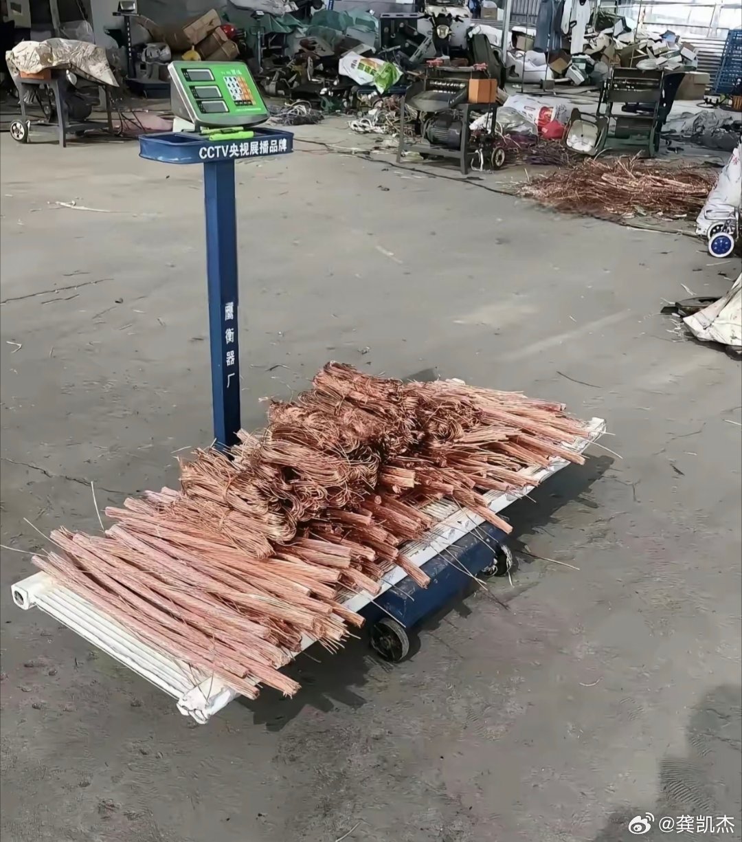 这些铜可以换一部苹果折叠屏手机！ ​