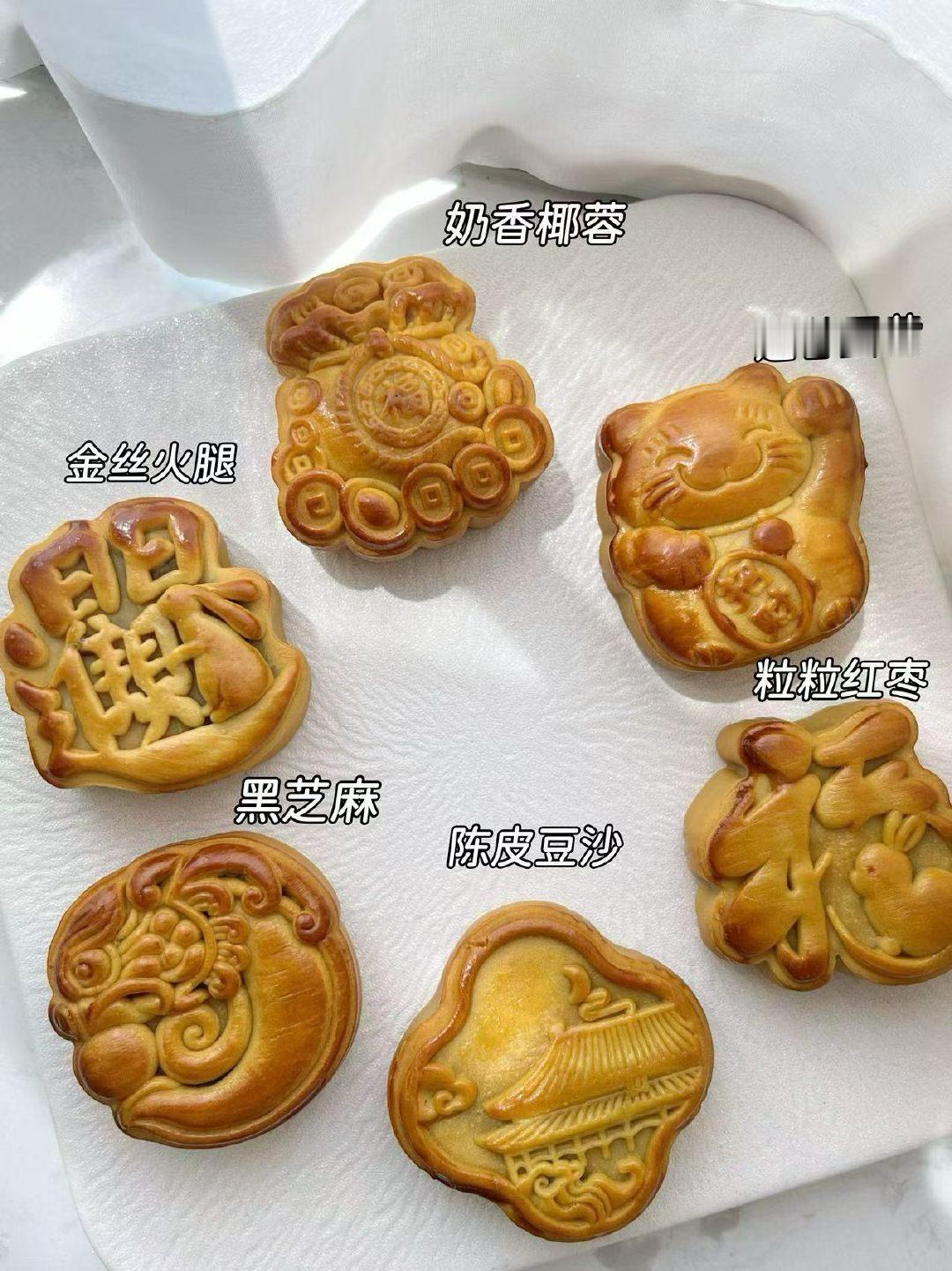 #月饼名字是把配料表抄上去了吗#
挺好的，很直白，选的时候也方便，绕来绕去的没必要，它也不像奶茶那样常年都麦的，大部分人一年就只买那么一次，名字还是不要太隐藏的好 ​