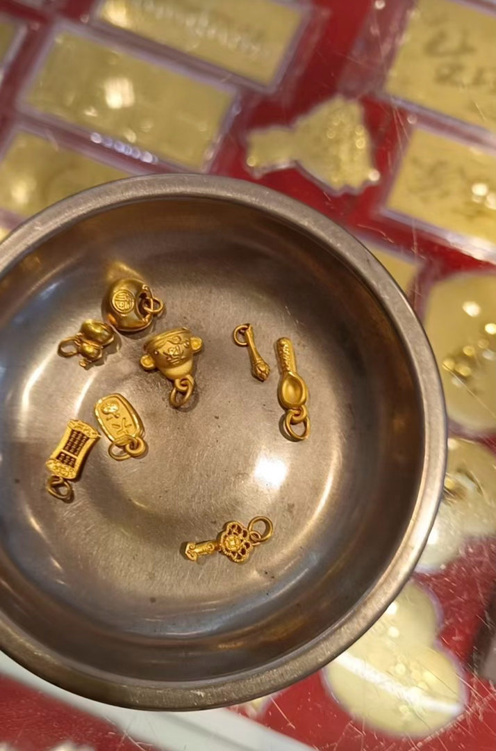 京东黄金今晚8点再降价 不少人留意到今晚八点的金价变化，小小的热搜里藏着大家不同的心思。有的是为纪念日、喜事准备一份纪念，有的只是单纯喜欢攒小金豆。金价有起有落，适合自己、真心喜欢，才是最重要的。 ​​​