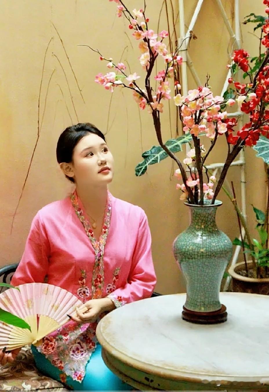 向太直接炮轰张家齐妈妈。
这也太敢说了吧！
张家齐妈妈这回估计真的要去心理咨询了。
向太看了《我家那闺女》后直言张家齐父母是吸血鬼，说张家齐的抗压能力超强。还建议跟这样的父母可以不用联系了，因为联系也是满满的负能量。
都知道向太一向什么都敢直说，之前还和自己小儿子差点断了关系。这回炮轰张家齐妈妈，说