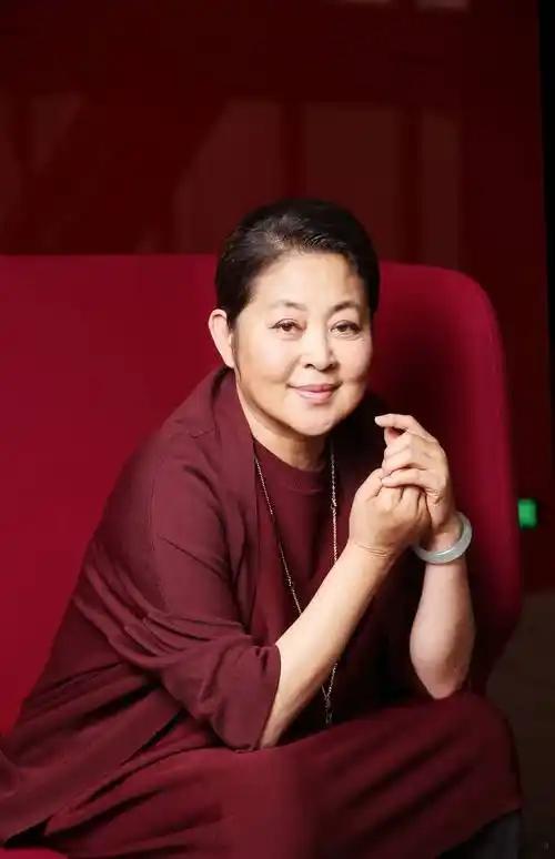 人生感悟之五三六:为敬一丹和倪萍点个赞
 
        敬一丹不幸因病去世了，许多人怀念这位央视的著名主持人。她长期主持《焦点访谈》，秉持放大弱者声音、传递智者声音、推进文明进程的理念，深得观众欣赏和信赖。刚刷到一个视频:是敬一丹生前和倪萍在一起的画面，两人当时也就30多岁，风华正茂。两个 ​