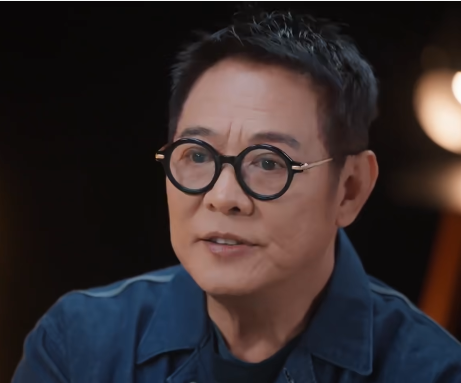多年传闻终于澄清！李连杰回应抛妻弃子传闻：当年离婚双方握手言和，财产全部留给前妻，孩子由他负责抚养，不存在弃子一说

10 月 10 日，李连杰在访谈中难得敞开心扉，直面多年流传的家庭争议，也聊起陪伴女儿走过抑郁低谷的往事。

节目里，他正面回应网上 “抛妻弃子” 的传闻。李连杰说，当年和前妻分开，