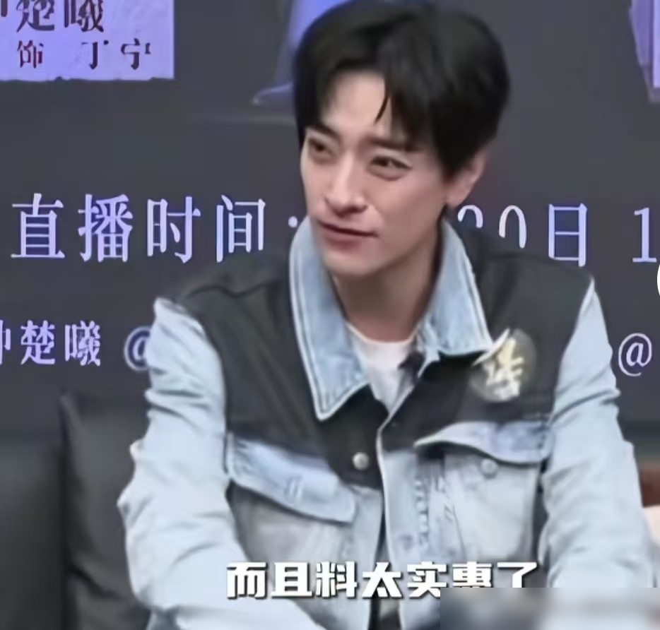 荧幕上高冷腹黑的律政精英，私下却为了一碗加猪肺的臭粉彻底上了头。
最近悬疑剧《蝉》开播，郑云龙演了个斯文败类。剧组在柳州实景拍了三个月，这哥们儿不仅跟吴镇宇疯狂飙戏，戏外更是被柳州螺蛳粉硬控，还点名必加猪肺。
不少人觉得螺蛳粉臭气熏天，其实那都是被外地的科技狠活坑了。那些加了化学增臭剂的速成粉，
