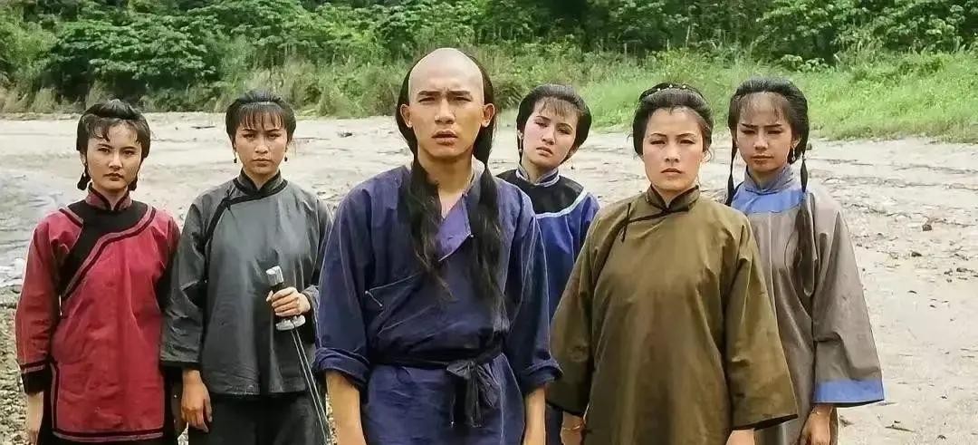 说句不怕得罪人的大实话，每次大伙儿为了哪版韦爵爷最经典争得面红耳赤时，总有一大票人死磕陈小春

但要是摘掉童年滤镜，单把这七位老婆的颜值拎出来打个擂台，我绝对把票砸给张卫健那一版

这压根不是演技高低的事儿，纯粹是当年那种满屏胶原蛋白带来的视觉暴击

那时候扒在电视机前看，眼珠子都舍不得挪一下

林