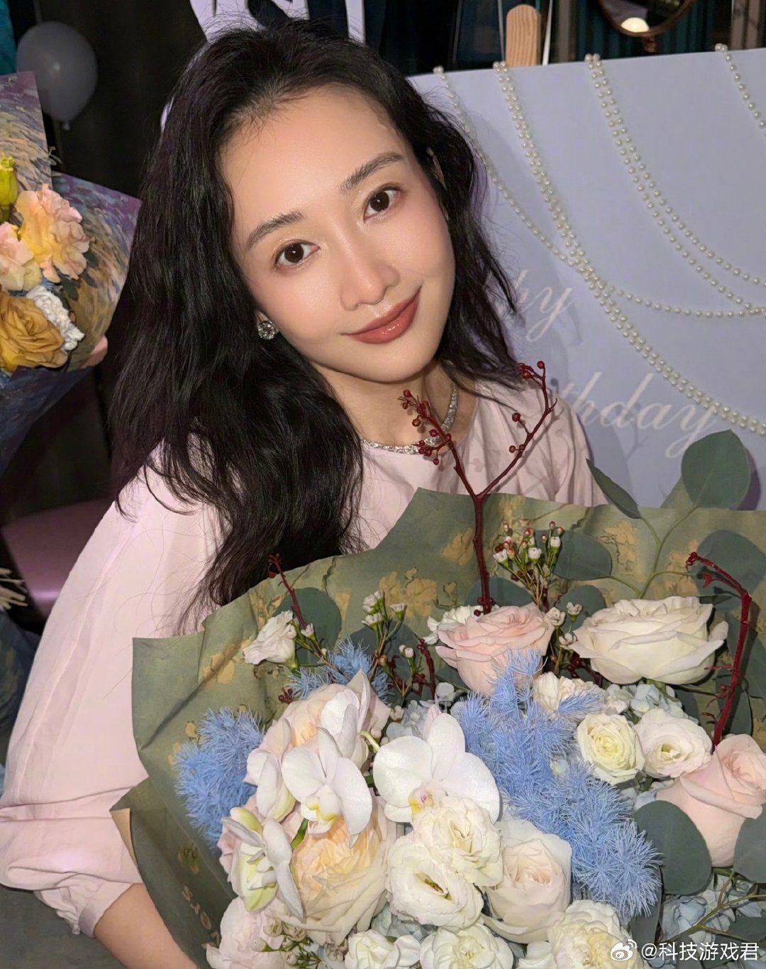 #王凯陪王鸥过生日了#

那姐演唱会说没见到我还老遗憾了，结果就一起过生日了吗？这真的很让人开心好吧！而且这居然是今年的合影吗？两位的容颜没有任何的变化啊 ​