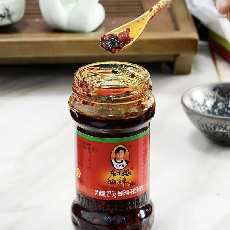 老干妈这招，
我越琢磨越服气。
别的品牌一年砸几个亿请明星、搞直播、上热搜，她倒好，公众号停更四年，抖音一年只更一条，结果营收反而干到了54个亿！同是做快消品的，差距就摆在这。那些靠流量打法的，请一个头部主播动不动上千万，业绩稍微一波动，老板们就焦虑得睡不着。老干妈呢？几十年来坚持不上市、不融资、不