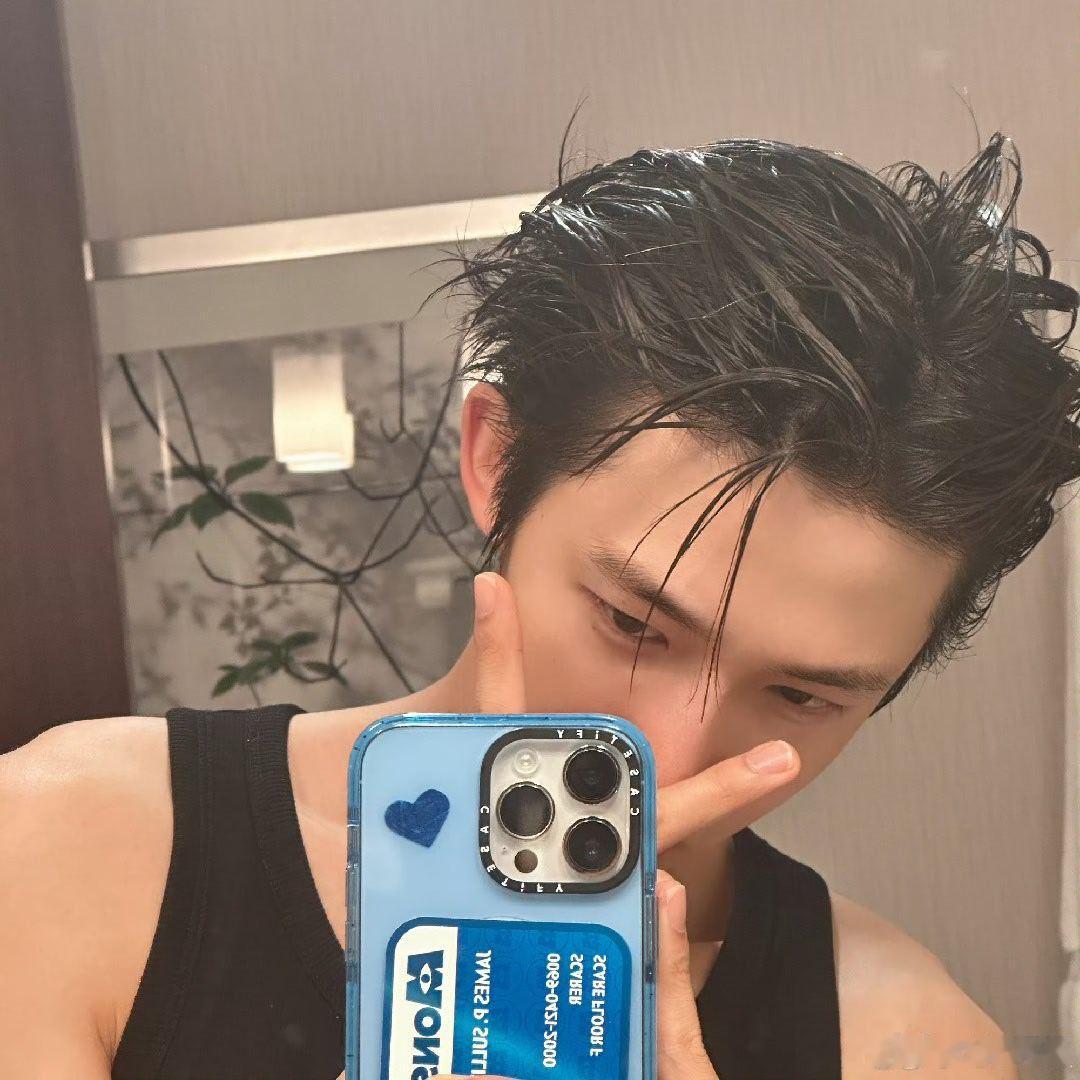 #刘宇国风美少年# 💙#刘宇全能艺人  ly# 
国庆要结束了，正在赶作业中，要崩溃了[泪奔][泪奔][泪奔]
刘宇我又要去学校了啊！[捂嘴哭][捂嘴哭][捂嘴哭]
又不能看你了[捂嘴哭][捂嘴哭][捂嘴哭]​
