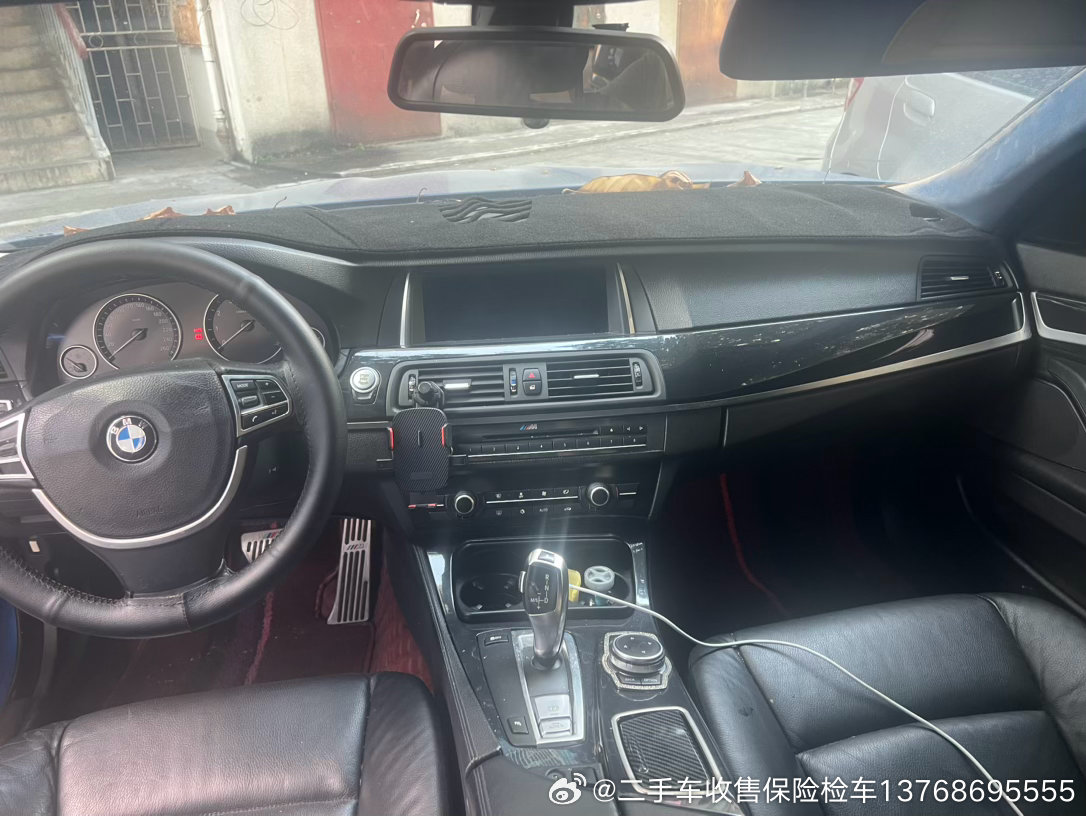 宝马5系2011年9月上牌 14万公里2.5V6发动机 自动挡，保险到明年6月份，检车到了。手续齐全 空间大 真皮座椅 电动座椅加热通风 四门电吸 后排出风口 自动空调 无钥匙启动 方向盘换挡 电动折叠后视镜 倒车影像 后排独立空调 感应后备厢 胎压监测 支持过户车况正常 成色还可以 内饰干净 有正常使用痕迹 价 ​