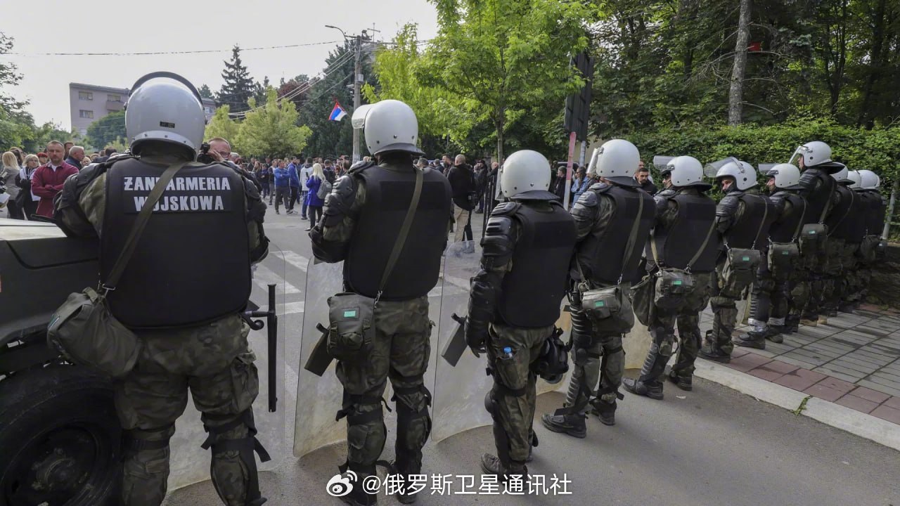 【俄外交部：#科索沃塞族人处境是灾难性的#】俄罗斯外交部发言人扎哈罗娃表示，#科索沃地区#塞族人的处境是灾难性的，俄方呼吁所有国际机构采取措施，预防正在成形的人道主义灾难爆发。

扎哈罗娃指出，塞族人正在被强行要求离开家园。

扎哈罗娃说：“科索沃阿尔巴尼亚族的‘司法系统’正在大规模捏造 ​