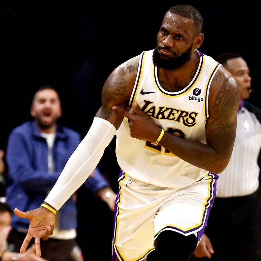 詹姆斯与文班亚马季后赛首秀数据大较量！ 勒布朗·詹姆斯（2006年对阵...