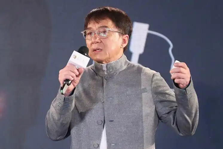成龙道出海外华人残酷真相：不是二等公民，是三等公民
 
成龙曾在镜头前说出一段无人敢讲的大实话，戳破了无数人幻想的海外滤镜：我走遍全世界拍戏，见过太多在海外打拼的中国人，他们根本不是别人口中的二等公民，而是实打实的三等公民。
 
这群漂泊异国的华人，大多在打黑工、做地下工，熬过数不尽的辛酸与委屈。可