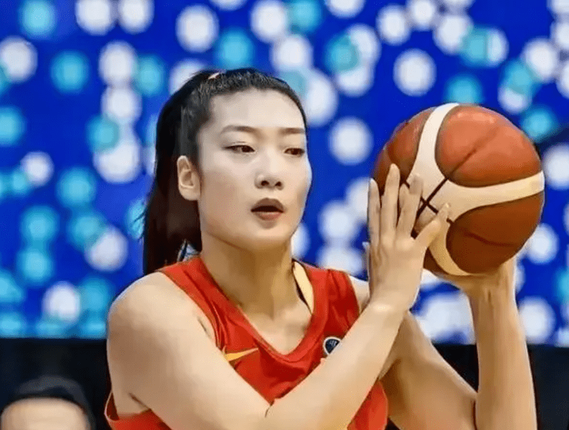 中国女篮已经锁定附加赛资格，小组赛末轮对阵意大利，这场比赛的结果，直接决定女篮附加赛阶段将要面对什么样的对手。
 
小组的局势已经基本明朗，美国女篮实力突出，两场比赛全部取胜，稳稳拿到小组第一，直接晋级八强。捷克接连输掉两场比赛，已经提前结束本次赛事的全部赛程。中国女篮和意大利战绩同为一胜一负，这一