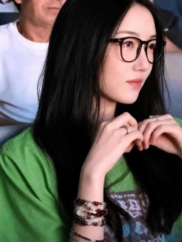 李嫣从英国回来了，这次没有逛街挥霍，真的让人很意外！
 
她安安静静坐在台下，看一群唇腭裂小朋友表演。李亚鹏陪着她到场，王菲没有出现在活动现场，母女俩已经约好，之后私下见面相聚。
 
很多星二代忙着晒奢侈品，李嫣却选择回到和自己息息相关的公益现场。这份心思，真的比很多人踏实太多。
​
​窦靖童下巴那