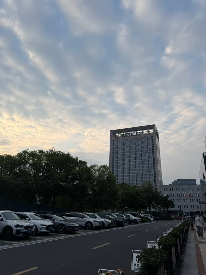 传统座舱和 Master Agent 座舱的对比，本质是确定性和泛化性之间的经典权衡。这个权衡在软件工程史上反复出现——规则引擎对上机器学习，专家系统对上统计方法，手写解析器对上概率模型。每一次的答案都不是某一方胜出，而是找到把两者装进同一个系统的方法。#生活手记##置身钉内##2026#  ​