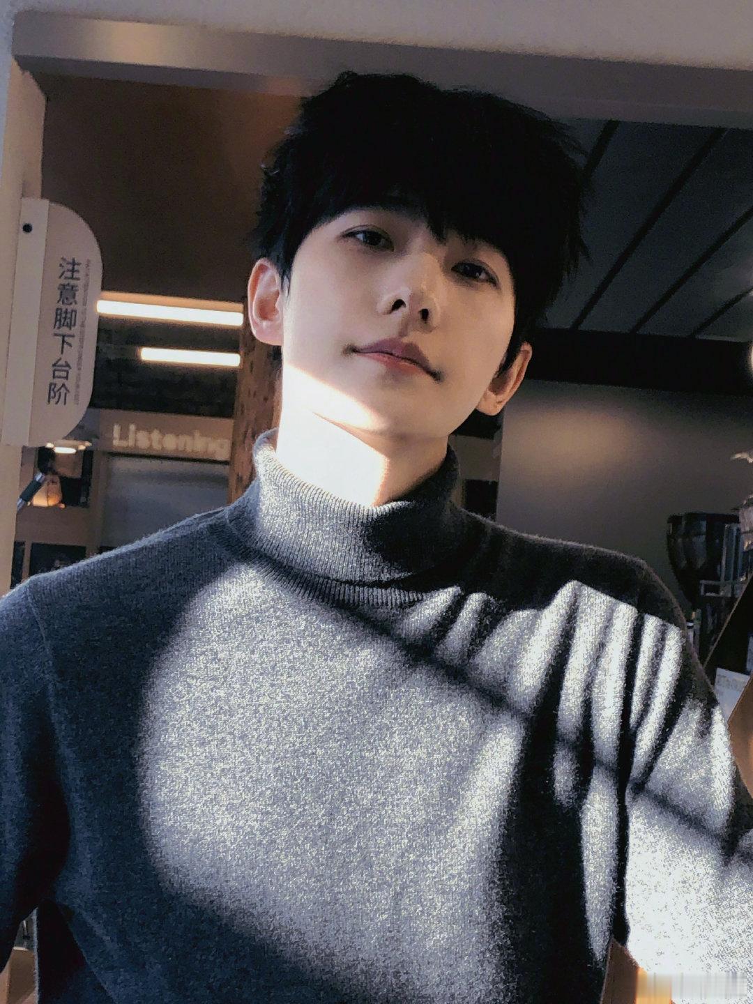 日光漫过肩头，是属于秋天的心动瞬间
#杨洋# ​
