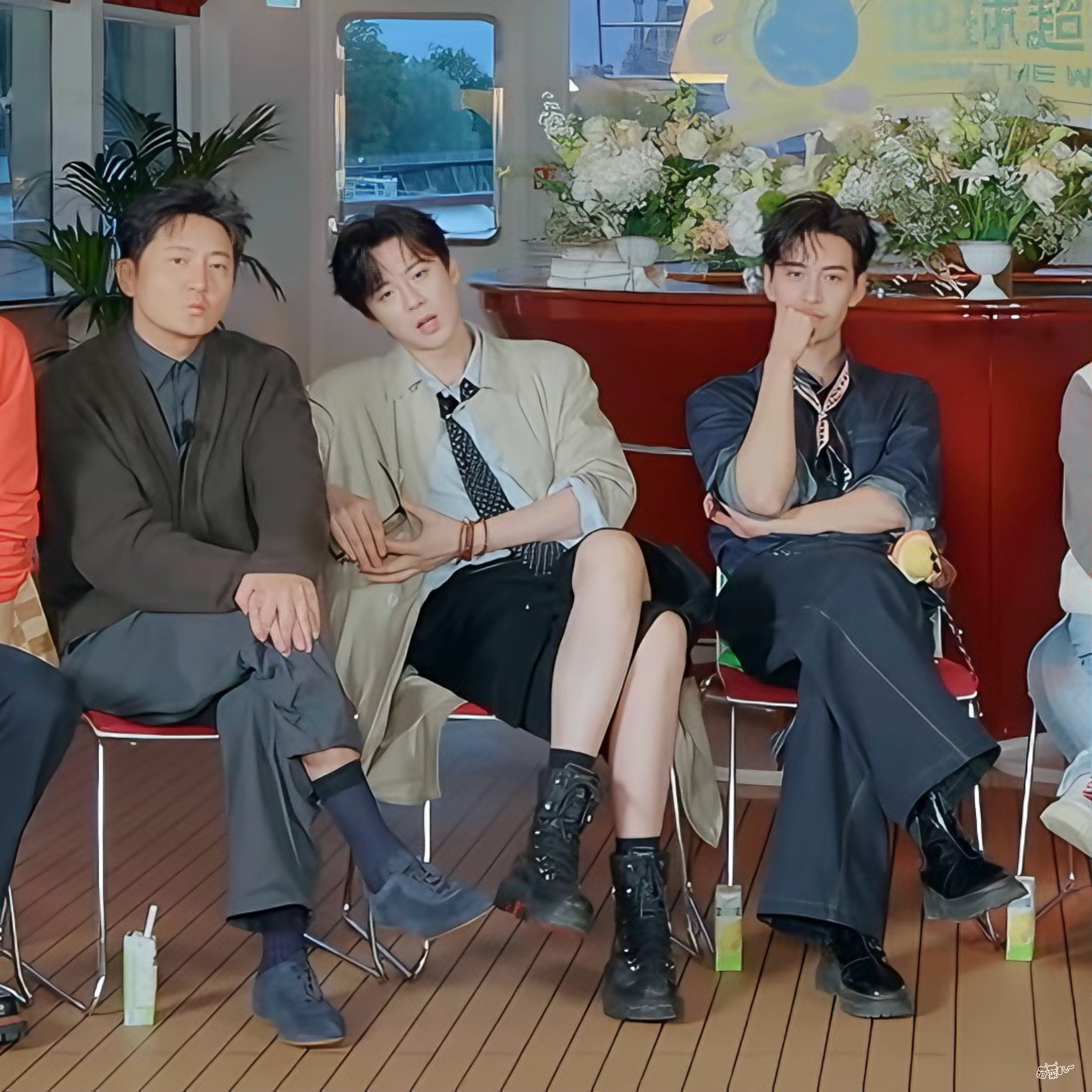  | 摩登兄弟 哥哥的天下第一腿谁能拒绝这双又长又白的美腿坐姿慵懒随...