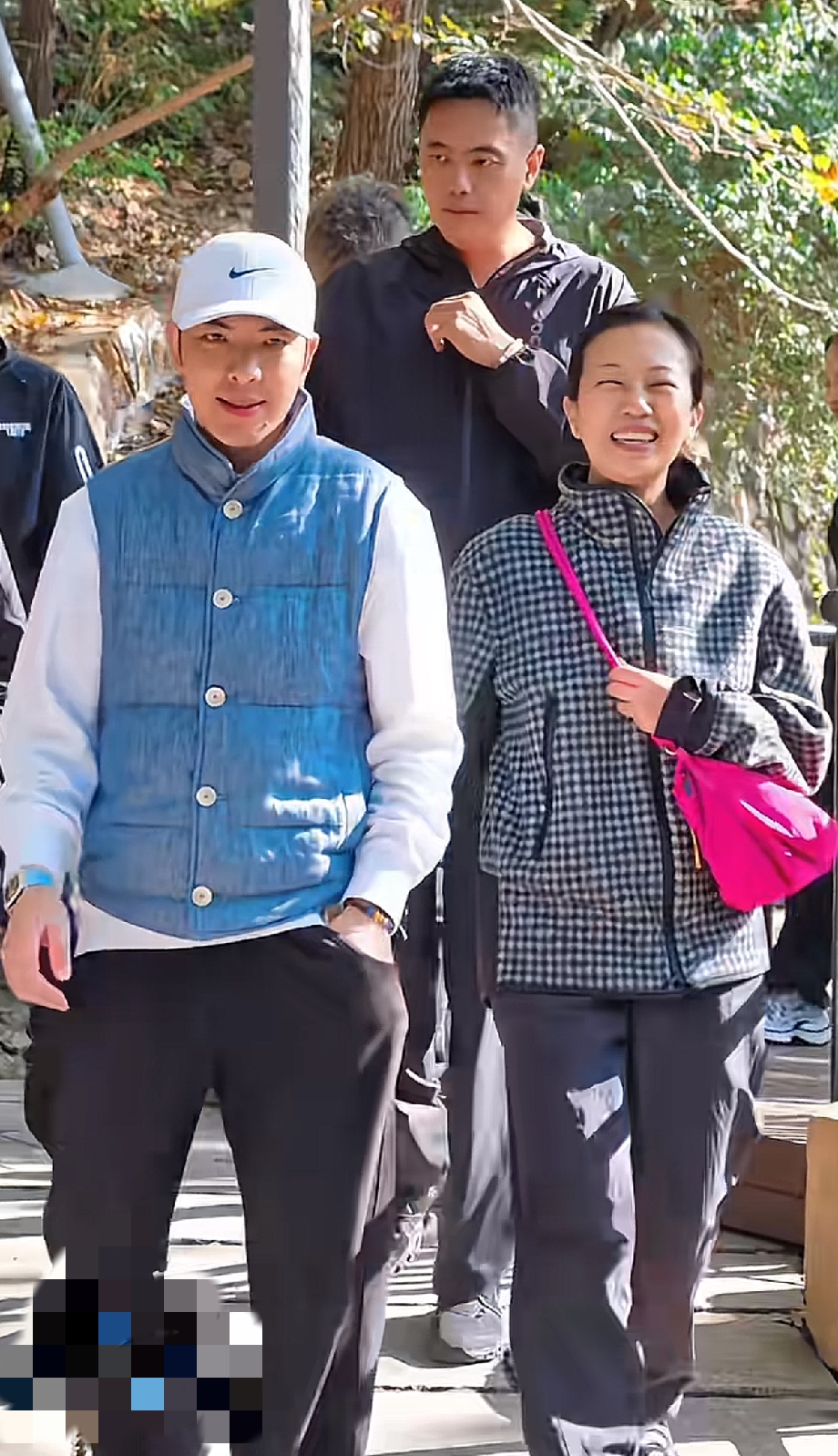 大孤山偶遇萧敬腾夫妇！二人登山游玩状态松弛，接地气模样引网友点赞
 
近日，有网友在丹东大孤山国家森林公园偶遇萧敬腾、林有慧夫妻，现场拍下的路透照片迅速在网络走红，引来大量网友围观讨论。
 
画面里，萧敬腾头戴白色棒球帽，身穿蓝色棉马甲搭配白长袖，下身休闲长裤，一身轻便登山穿搭，双手插兜走路，简约随