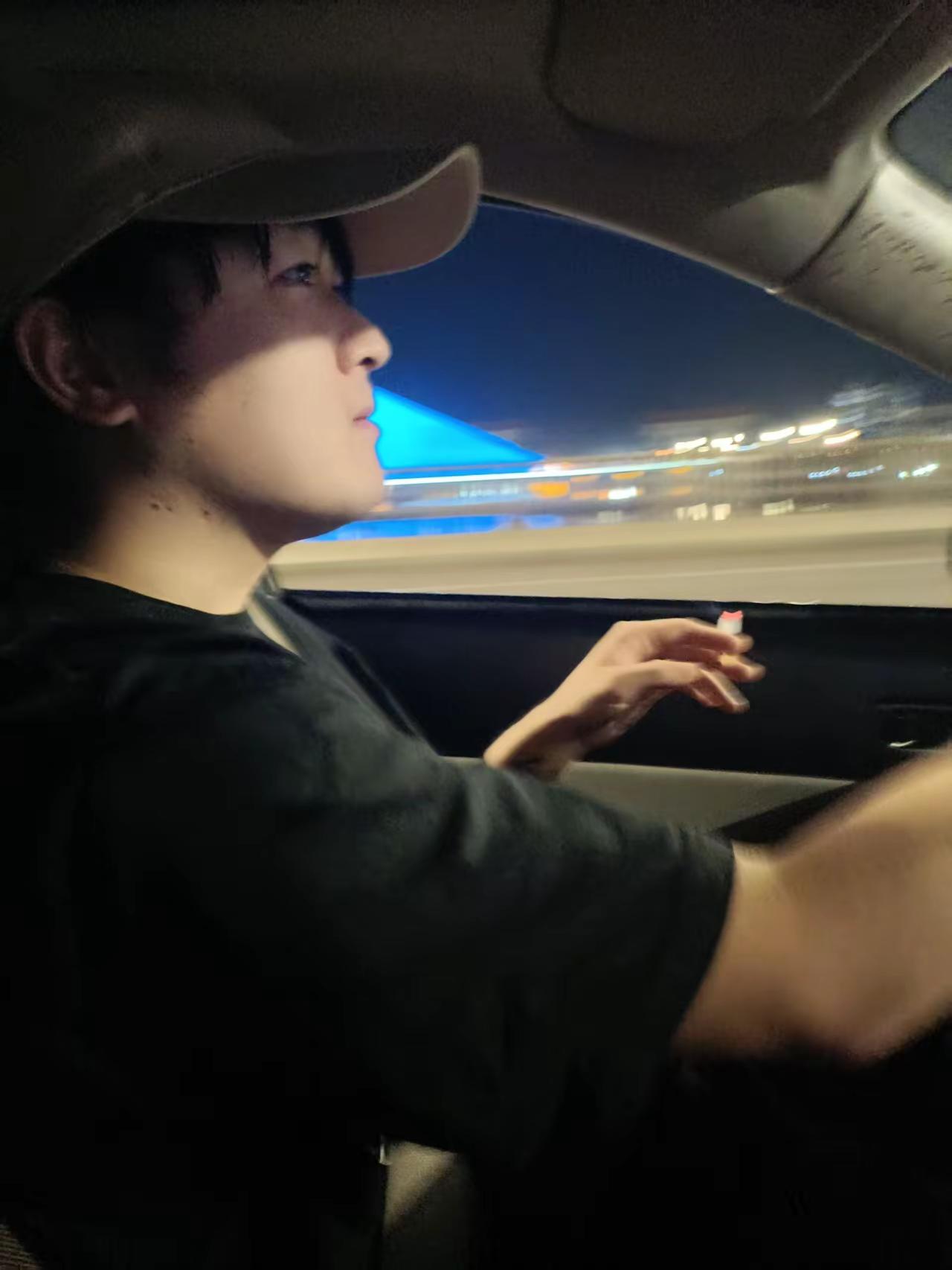 心智还是那么不成熟，身体却先老了十多岁。周兴哲演唱会 周兴哲 薛之谦演唱会
