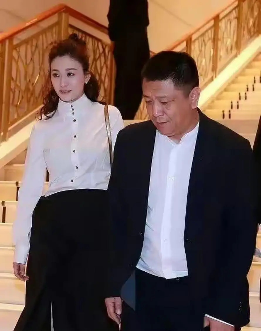 50岁李小冉现身杭州，皮肤白皙笑容迷人，婚变传闻后状态变好！
近日，50岁的李小冉现身杭州萧山机场的一组路人抓拍生图，在社交平台上迅速传播开来。照片里，她披着一头微卷长发，戴着黑色墨镜，身穿一件印有卡通小狗图案的米白色紧身T恤，搭配一条涂鸦破洞牛仔裤，斜挎一只黑色小包。
面对围拢上来的 ​
