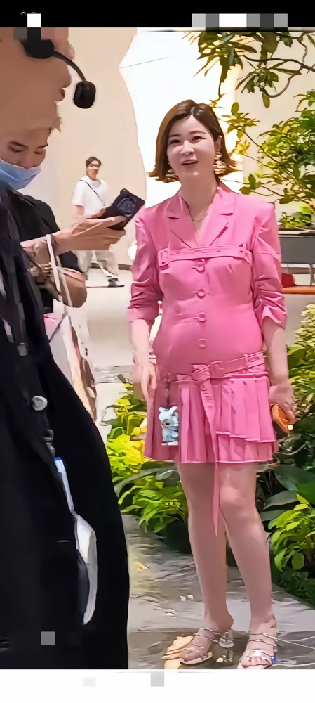 内娱最狠女霸总杜华，居然在泰国把自己塞进了一条勒出三层肉的芭比粉紧身裙里。
前阵子曼谷那场活动，现场高清生图满天飞。这位手握无数顶流的乐华老板，平时多精明干练一个人，这次却硬套了一件小两号的粉色长裙。
勒紧的腰腹，明显的赘肉，连呼吸都透着局促。满屏网友都在嘲笑她审美滑坡，说她是不是得罪了造型师。