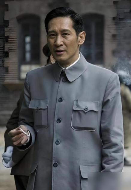 69集谍战剧，王劲松李小冉领衔主演，顶尖神仙演员阵容，剧情反转不断，收视大火，熬夜必追

现在隔了十年再回头看这部当年爆火的《麻雀》，真的有种恍如隔世的感觉，当年我为了追更新定过半夜的闹钟，就为了赶零点的平台更新，现在重刷反而能理解当年大伙吐槽的点了。

说真的这剧的演员配置是真的没话说，王劲松演的