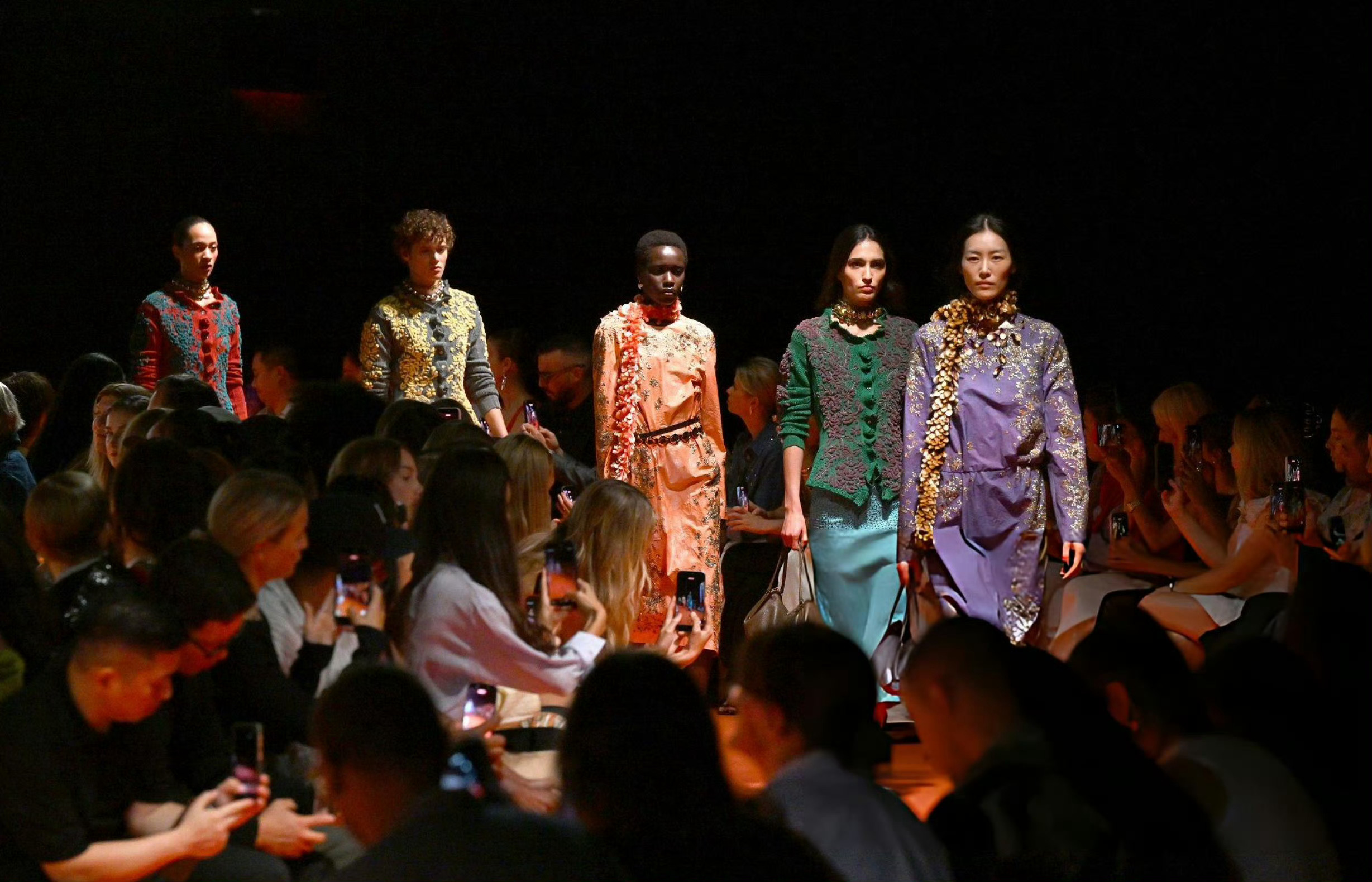 刘雯[超话]  More pictures for Tory Burch S/S 2027，首秀即开场+领闭！气场全开，女王重返纽约时装周！[酷][酷][酷] 刘雯纽约时装周开场并领闭刘雯一场秀中最核心的两个位置刘雯纽约时装周开场 ​​​