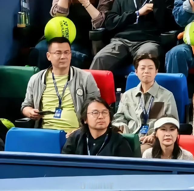 演《我的前半生》里那个头发梳得溜光、西装笔挺的陈俊生，现在一头卷毛留到了肩膀，架副眼镜往网球场边一坐，路人第一眼愣是没认出来，还以为是作家刘震云也来看球了。


看新闻里说，是10月16号，上海劳力士大师赛，雷佳音带着妻子翟煦飞一块去的。他今年43了，一米八几的大个子，头发留到肩膀，卷得有点乱，还蓄