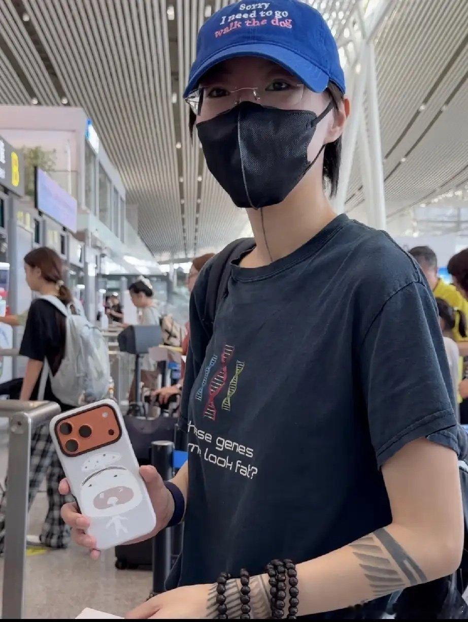 王菲在那英北京演唱会真讲究， 手机壳与窦靖童同款328元，手机苹果17pro，喝屈臣氏蒸馏水疑预防肾结石。 ​