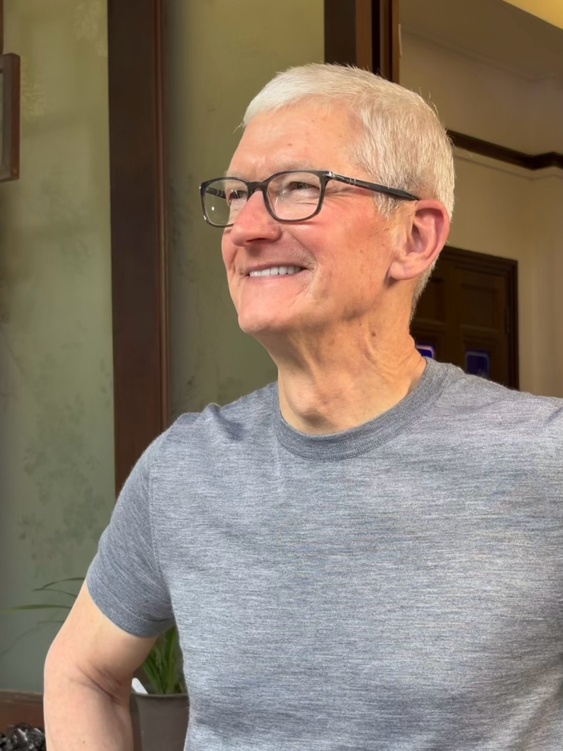 今日，Apple 执行董事长 来到广州兰圃，探班为我们策划的导演和戴子龙师傅的咏春拍摄现场。兰香竹影间，传统武术与移动影像展开一场跨越时空的对话。iPhone 18 Pro 则记录高速动作中的细微发力、人物神态与现场声息。从广东非遗到全球镜头，一部手机如何让百年功夫被更多人看见？Tim  ​