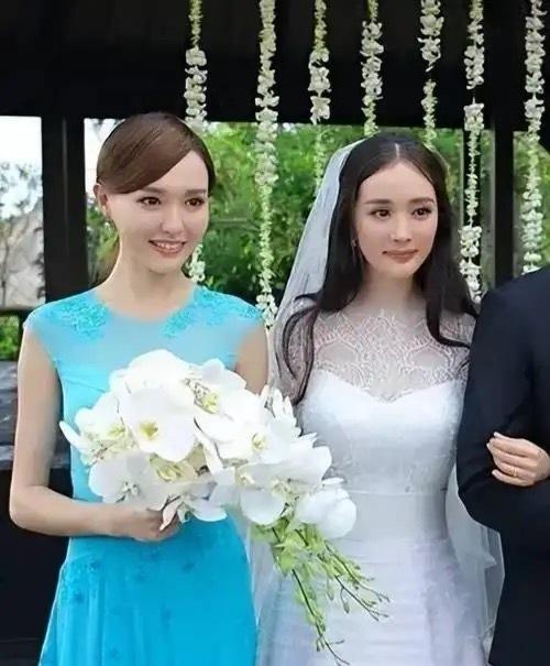 唐嫣和杨幂是怎样闹掰的?
话说两人曾经是“中国好闺蜜”，杨幂结婚时唐嫣都是她的伴娘 。
无论是线下合影还是线上互动，两人都极其频繁，甚至“中国好闺蜜”的热搜都上过好几次，是娱乐圈最负盛名的好姐妹了。
后来不知道为了什么事情两人分道扬镳，出席同个活动擦肩而过形同陌路、同桌而坐时言语零交流，甚至连眼神表