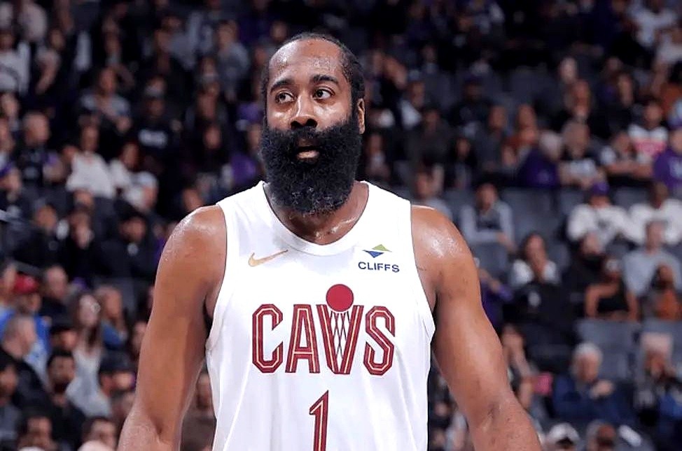 别再被短视频里的解说词骗了。哈登从未拿到过NBA官方盖章的“历史第一双能卫”剧本。

打开国内体育论坛，满屏都是哈登进攻传球天下第一的定论。其实你翻看外网那档专访原片，对着镜头猛夸他是最强进攻手和传球手的，全是他火箭时期的管理层和几个联盟教练。

NBA官方账号把这些采访剪辑发出来，最多配上一句“他