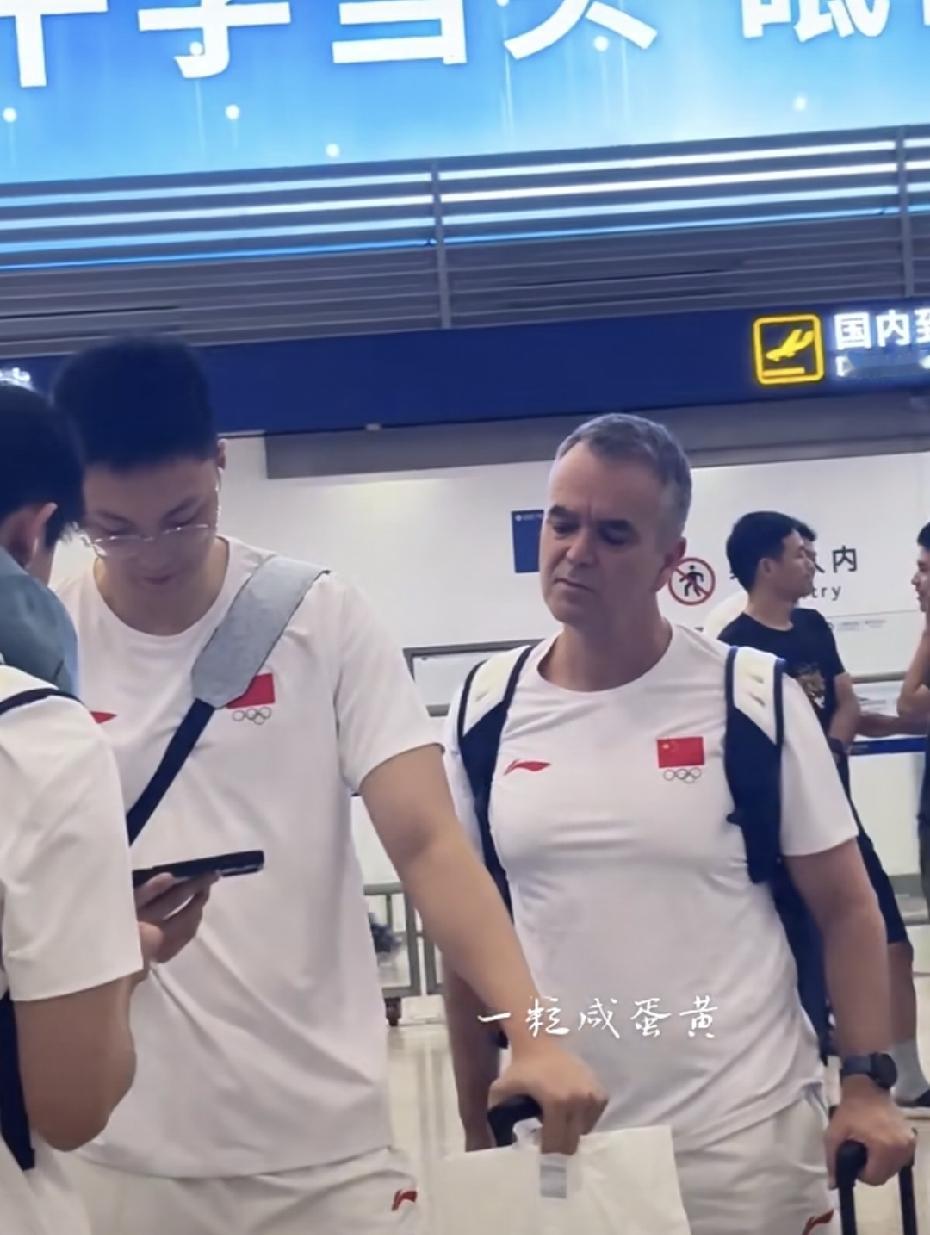 中国男篮球员胡明轩等今日晚上出发名古屋亚运会，其中胡明轩在机场休息之余还不忘观看中国女篮的比赛，和其他队友一起用手机观看比赛啊，连教练也加入了啊，作为男篮球员也是一如既往支持自己的国家队啊，中国男篮夜必须和女篮一样不服输不放弃，这一次亚运会必须要重夺金牌才行，继续努力，加油
