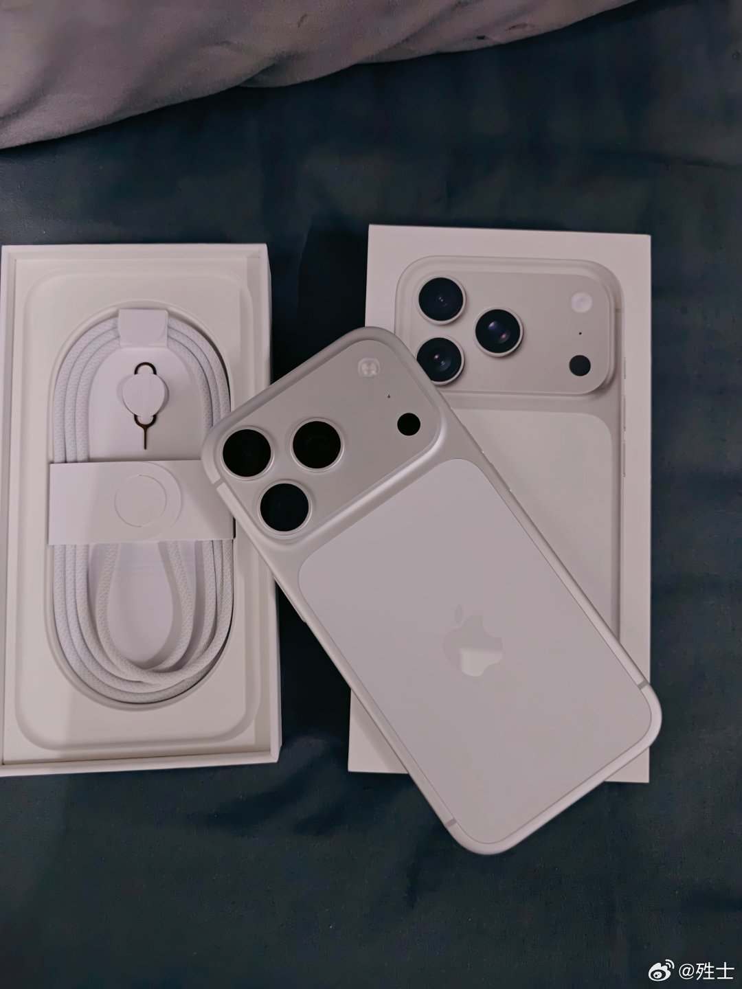 最近刚开箱iPhone17 Pro，真的太喜欢苹果啦！
从我小学使用的iPhone6s plus，当时就在小小的心里埋下伏笔，到如今月底购入的iPhone18 Pro Max，苹果的每代机型都那么优秀，我都如此的热爱。
从乔布斯开启了智能手机的时代，库克让苹果的名声推向全世界，再到本月即将上任的CEO特努斯，你们都把苹果带入 ​