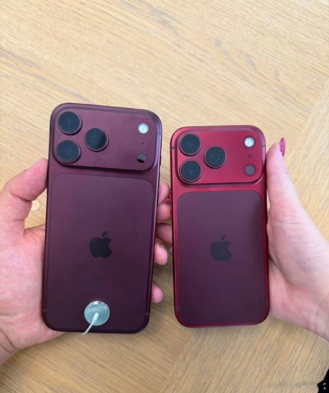 #曝iPhone18Pro褪色#这两台iphone18Pro确定是同一款颜色吗？怎么褪色这么夸张。[笑cry] ​