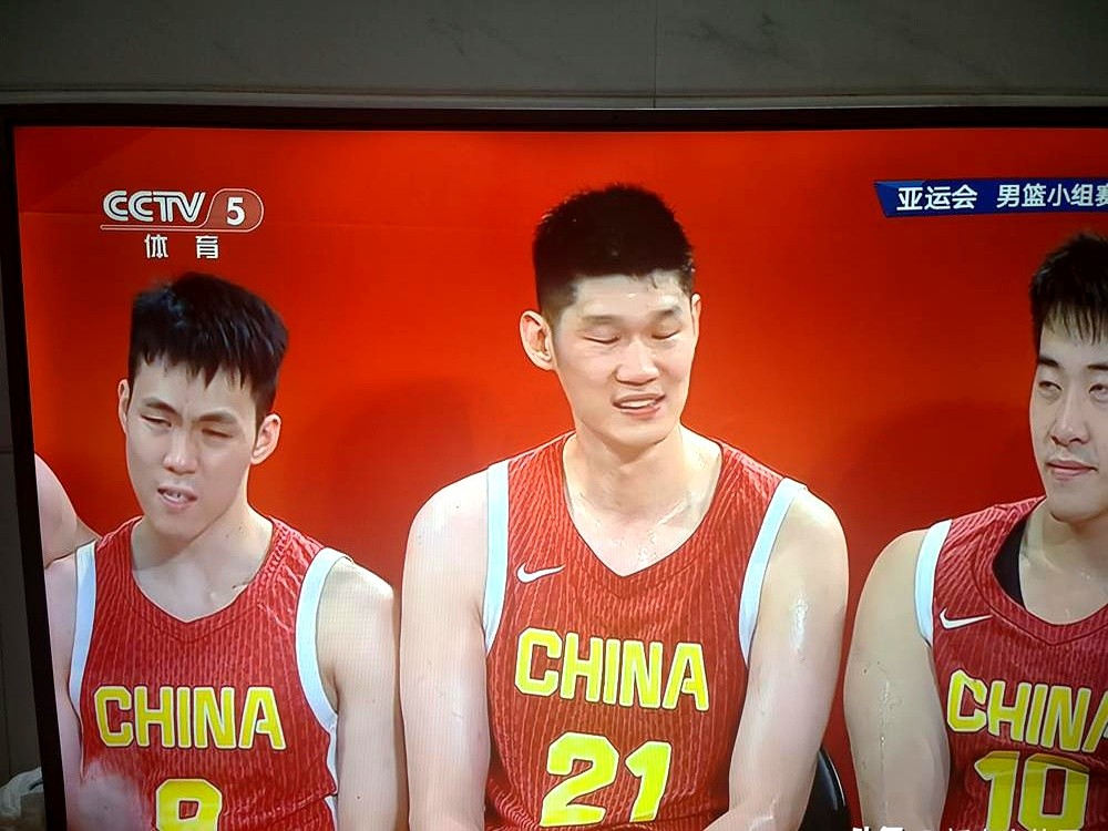 庞峥麟三分打铁，眼看球弹框而出，篮下突然砸进一个胡金秋，硬生生把球摁进网窝。

亚运男篮打哈萨克斯坦，这两人把比赛玩成了队内训练。庞峥麟外线投不进根本没在怕，胡金秋死死卡住位置，连抢前场板直接补进4分。

全场庞峥麟喂了4个保姆级传球，全塞到胡金秋手里。老胡上场才10分钟，靠着这兄弟的连线，得分效率