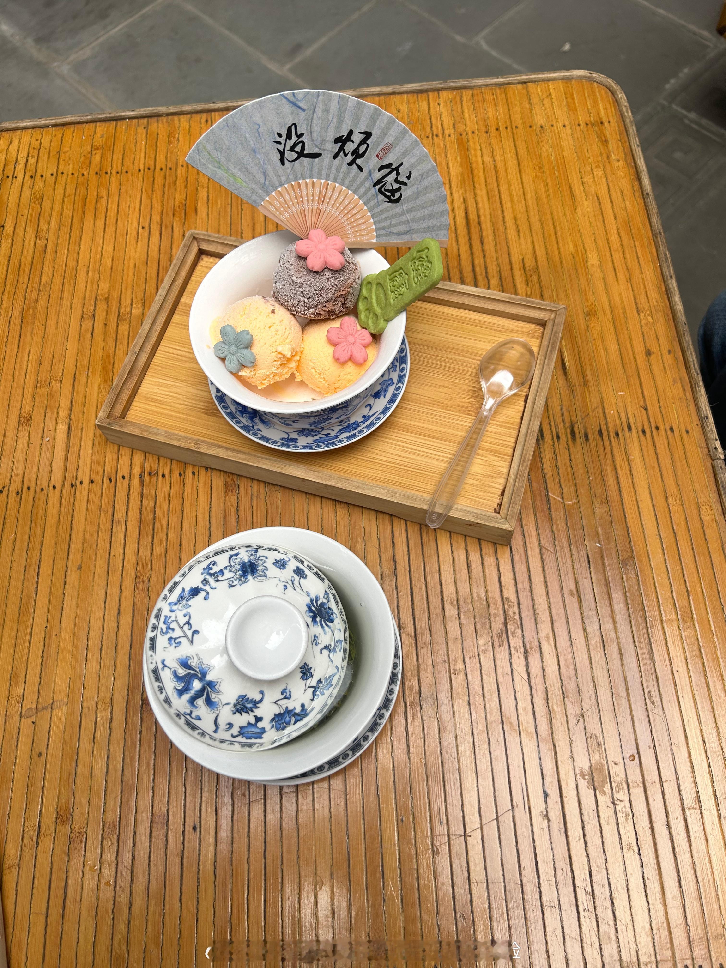 每次觉得水逆的时候，我都前往大慈寺烧香，大慈寺内也有市井之间的喧嚣，但这种喧嚣往往能使自己更加静心。 ​​​