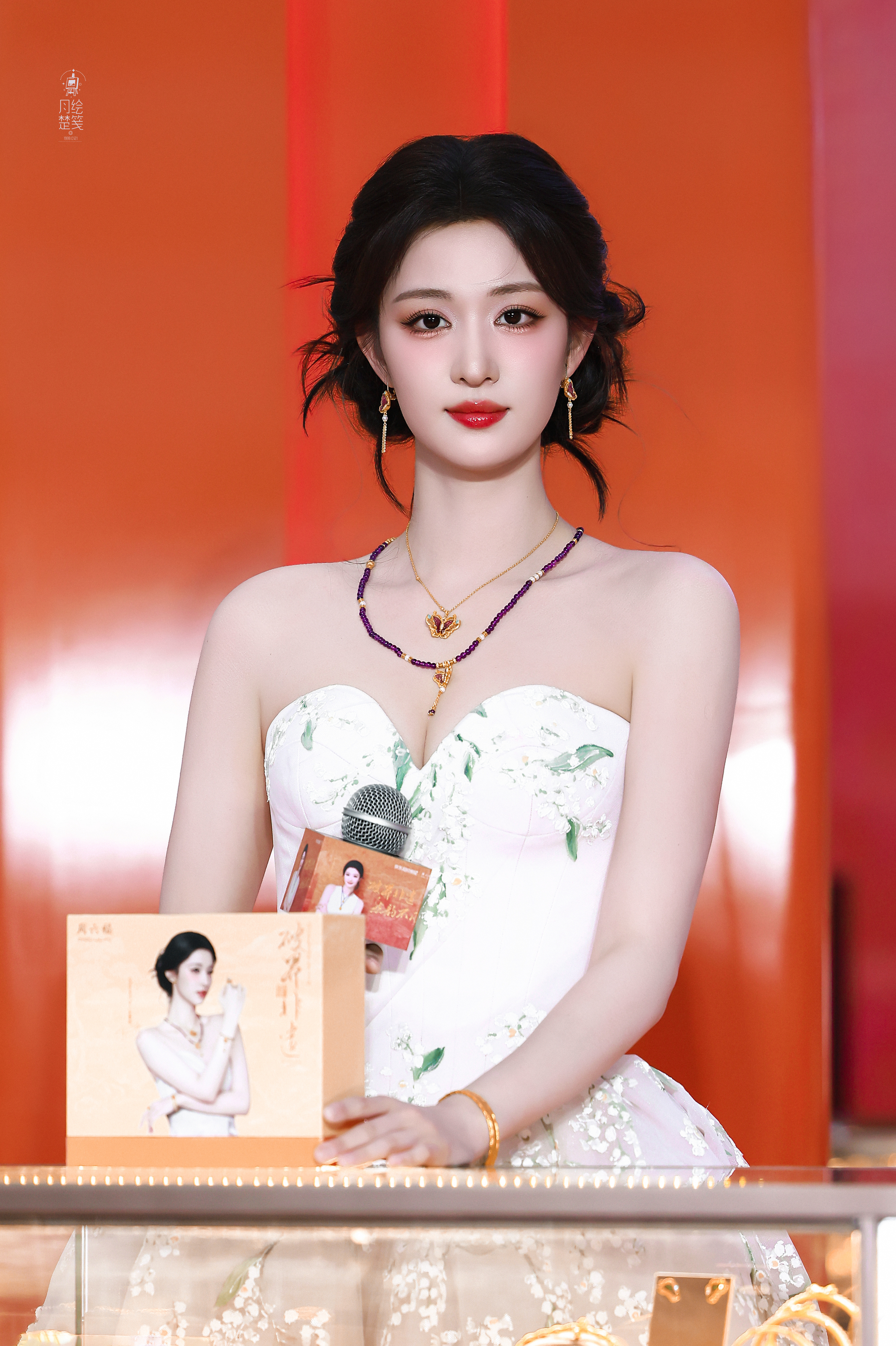 王楚然·花漾抹胸蓬裙✨ 利落抹胸凸显漂亮肩颈，勾勒玲珑曲线，甜美的神态搭配精致珠宝，明艳又灵动。#王楚然[超话]# ​