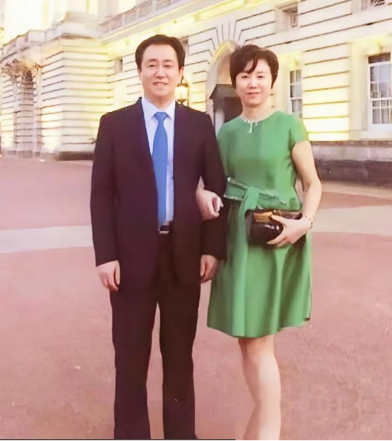远在英国的丁玉梅，看到老许父子三人被宣判的消息，尤其是看到相伴了近40年的枕边人，如今满头白发、眉毛也白了，她会是什么感受？
 
2026年8月20日上午，深圳市中级人民法院的一纸判决，把恒大多年积累的问题重新拉回公众视野。新华社发布的庭审照片中，许家印坐在被告席上，头发已经大片变白，眉毛也明显泛白