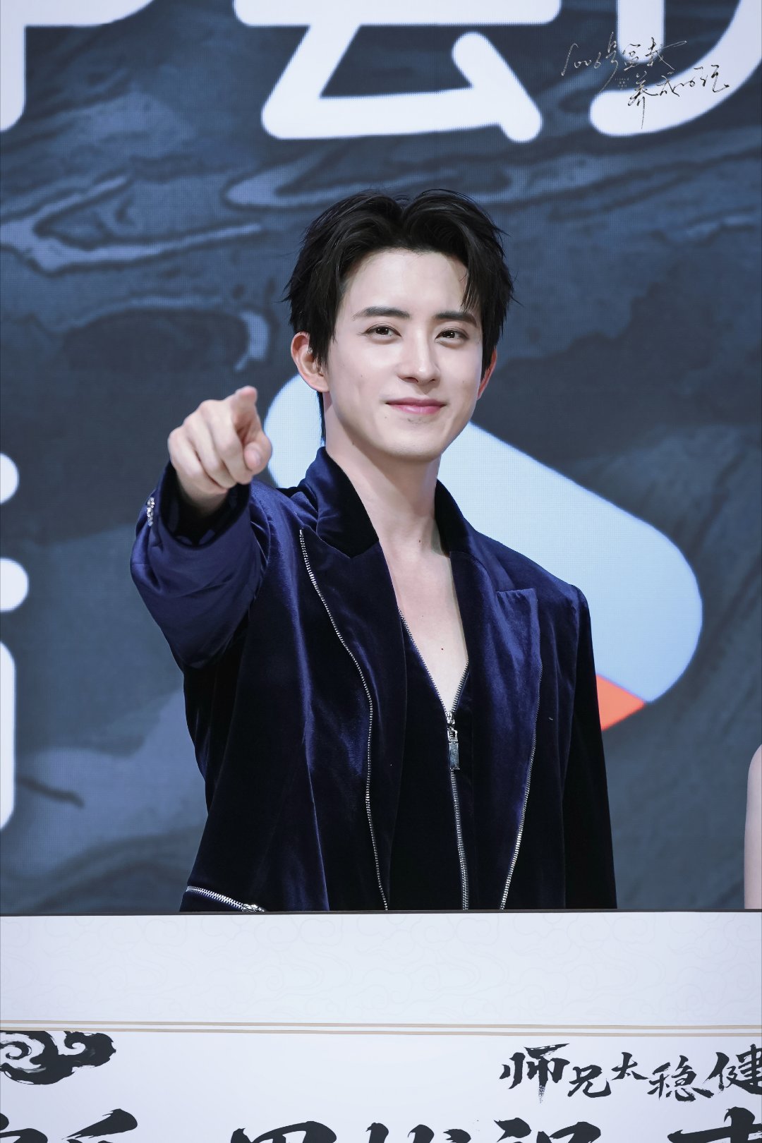 #敖瑞鹏师兄太稳健# arp#敖瑞鹏李长寿# 

人潮之中，两个人相遇只需轻轻擦肩，可要在彼此的心里拥有一席之地，却是件难到甚至需要改变自己的事情。

​