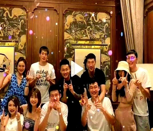 一张生日聚会合影，硬生生被看客扒出了一部宫斗剧。

周鹏在网上发了张大合照，妻子压低帽檐缩在角落，胡明轩和赵睿倒像半个主人杵在画面中间。评论区瞬间炸锅，各种暗流涌动和兄弟反目的剧本满天飞。

真相能让人笑掉大牙。这不过是周鹏给媳妇办的私人宴。媳妇那天没化妆，嫌素颜拍照不上镜，故意往边上躲。几个打球的