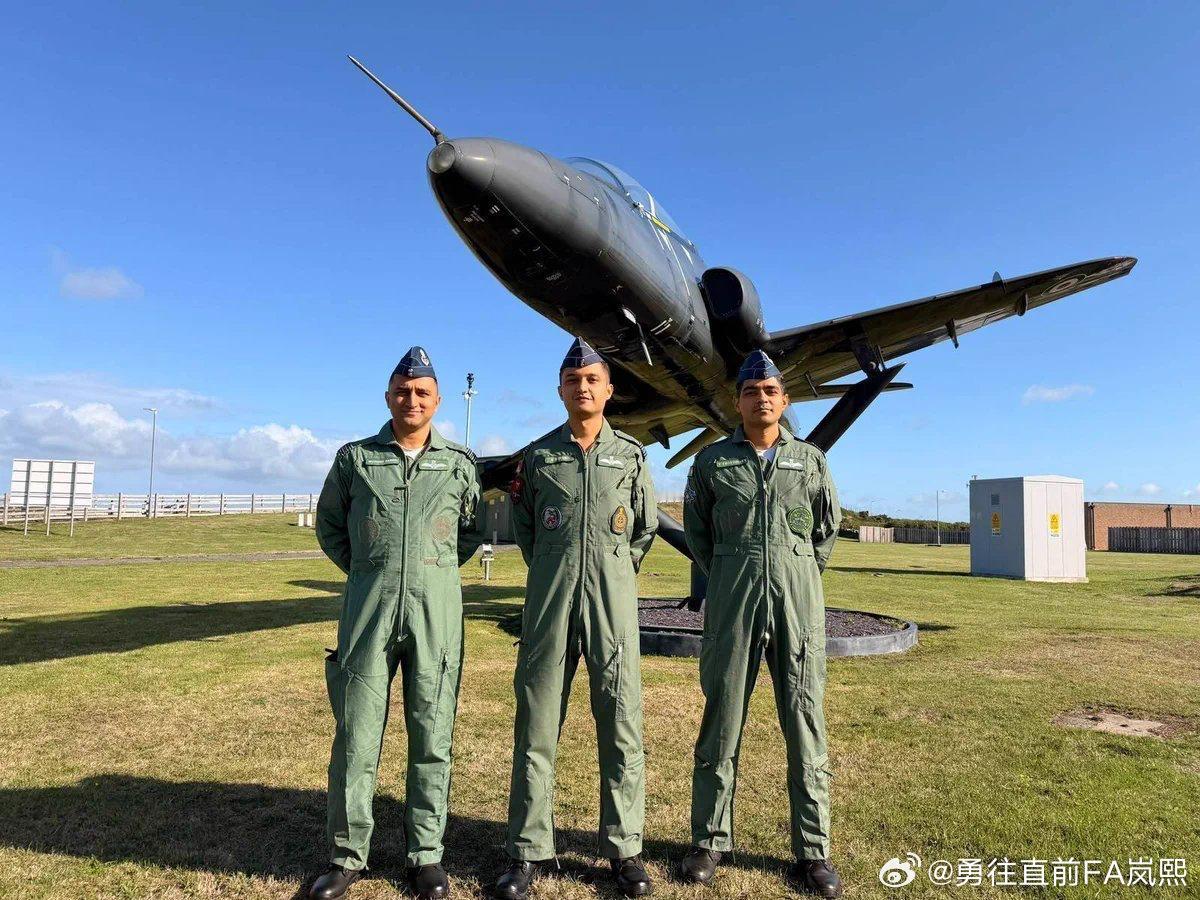 三名印度空军飞行员首次在位于威尔士的英国皇家空军华利基地（RAF Valley）担任飞行教官，负责驾驶“鹰”式 T2（Hawk T2）喷气式教练机培训英国飞行员。

#烽火问鼎计划# ​
