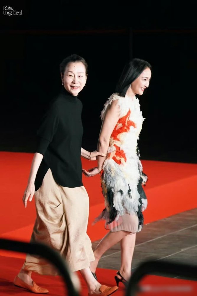 釜山红毯，周迅把香奈儿2026春夏高定全球首穿给穿了，短发墨镜，往那一站，松弛得跟遛弯儿似的。
别人穿高定是衣服穿人，她是人穿衣服，还顺手把水墨画给披身上了。
这次她不是来走秀的，《初次尝到寂寞》入围主竞赛，唯一一部华语片，她冲最佳女演员去的。
顾晓刚导的，山水三部曲终章，搭档奚美娟、周一围。