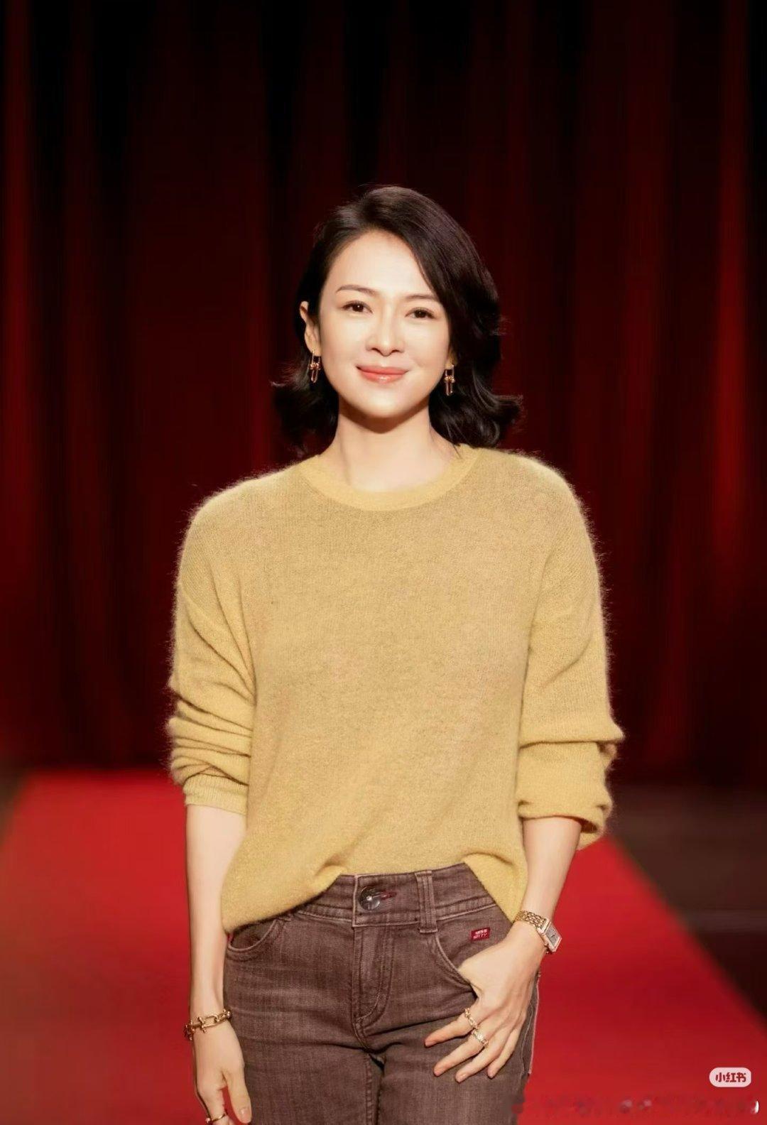 #章子怡被授予浸大荣誉教授#章子怡勉励学子守住热爱，不必焦虑，慢慢找寻独属于自己的舞台 [鼓掌] ​