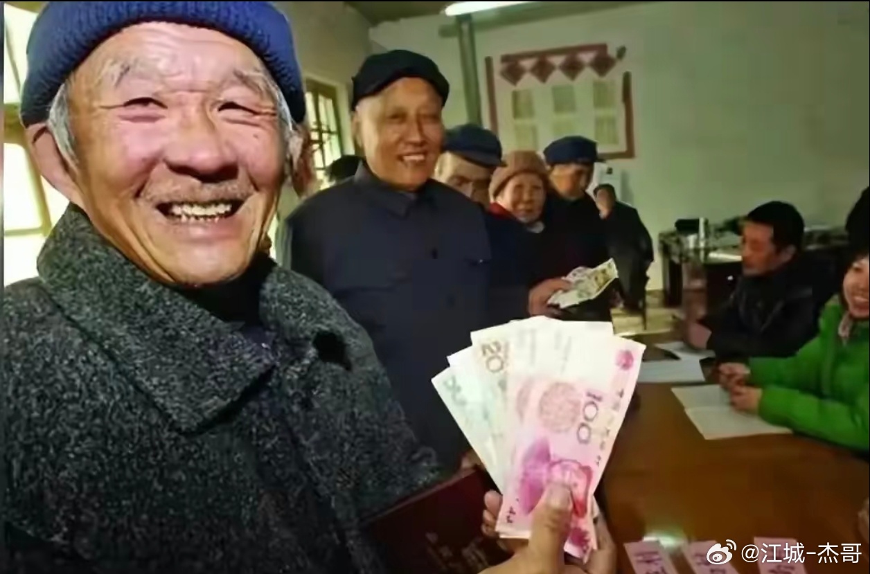 给农村老人涨养老金，才是性价比最高激活经济的破局方式。当下国内消费市场持续低迷，经济复苏动力不足，各类促消费政策接连推出，却始终难以撬动市场活力。
 
不少普通民众直言，并非自己不愿主动消费，而是手头可支配资金有限，根本没有消费的底气。
 
很多业内专家看待市场，只盯着170万亿的居民总 ​