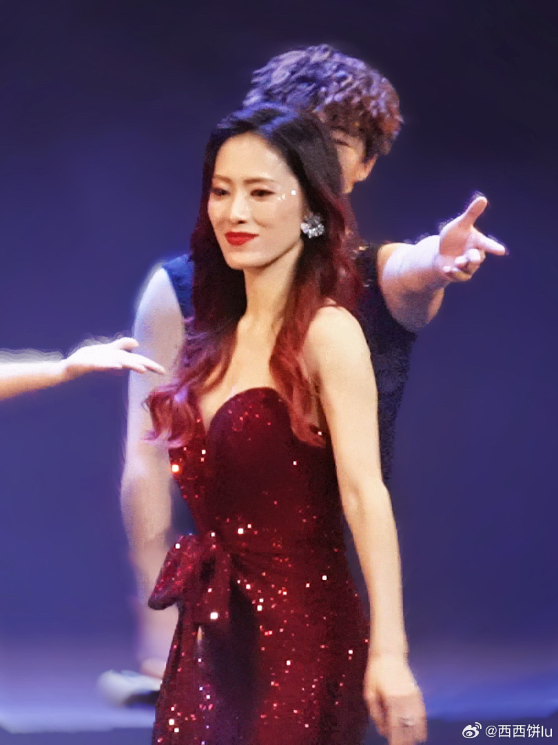 Pia介绍嘉宾徐丽东：“We are both from Holland and perform in China. She learned Chinese herself and made a huge career here.”
 
短短两句话概括多少成就与辛酸。华裔演员在荷兰本就不像西区那么发达的音乐剧行业能接到的工作有多少可想而知，然而回到素未谋面的母国又因为普通话说得不够好被 ​