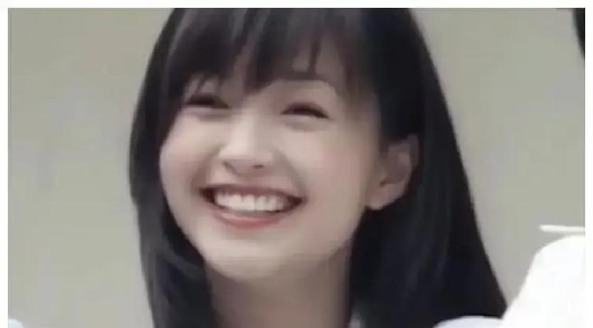 很多男明星换女友跟换风格一样，但黎明这几十年的择偶审美，专一得简直让人佩服。

从李绮红、舒淇再到乐基儿，要是把她们年轻时的照片放在一起，眉眼间那股神态几乎是一个模子刻出来的。
不是那种千篇一律的小家碧玉，全都是厚嘴唇、饱满圆润的脸庞，笑起来毫无遮掩，带着扑面而来的明媚感。

天王当年顶着