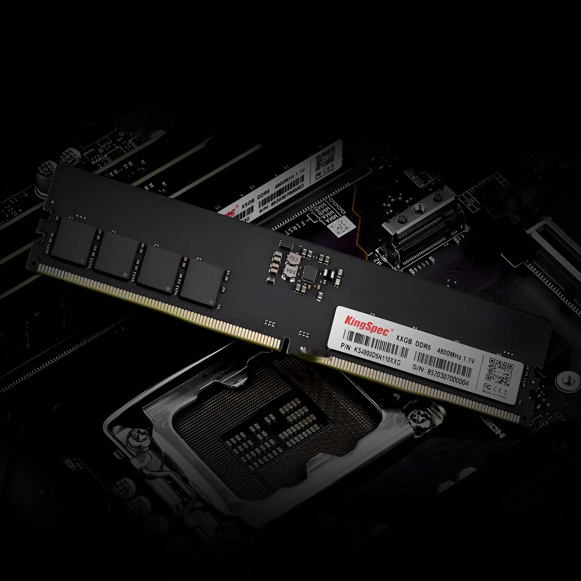 DDR5内存贵了近一倍，但原厂比谁都懂周期，价格不会永远涨，现在囤货未必明智。这段时间打开电商平台买内存条或固态硬盘，大概率会被价格吓一跳。DDR5内存比两年前贵了近一倍，1TB固态也告别了白菜价，社交媒体上一片后悔没早囤的声音。

存储价格会一直涨吗。产业模型的判断是否定的，2027年上半年很可能